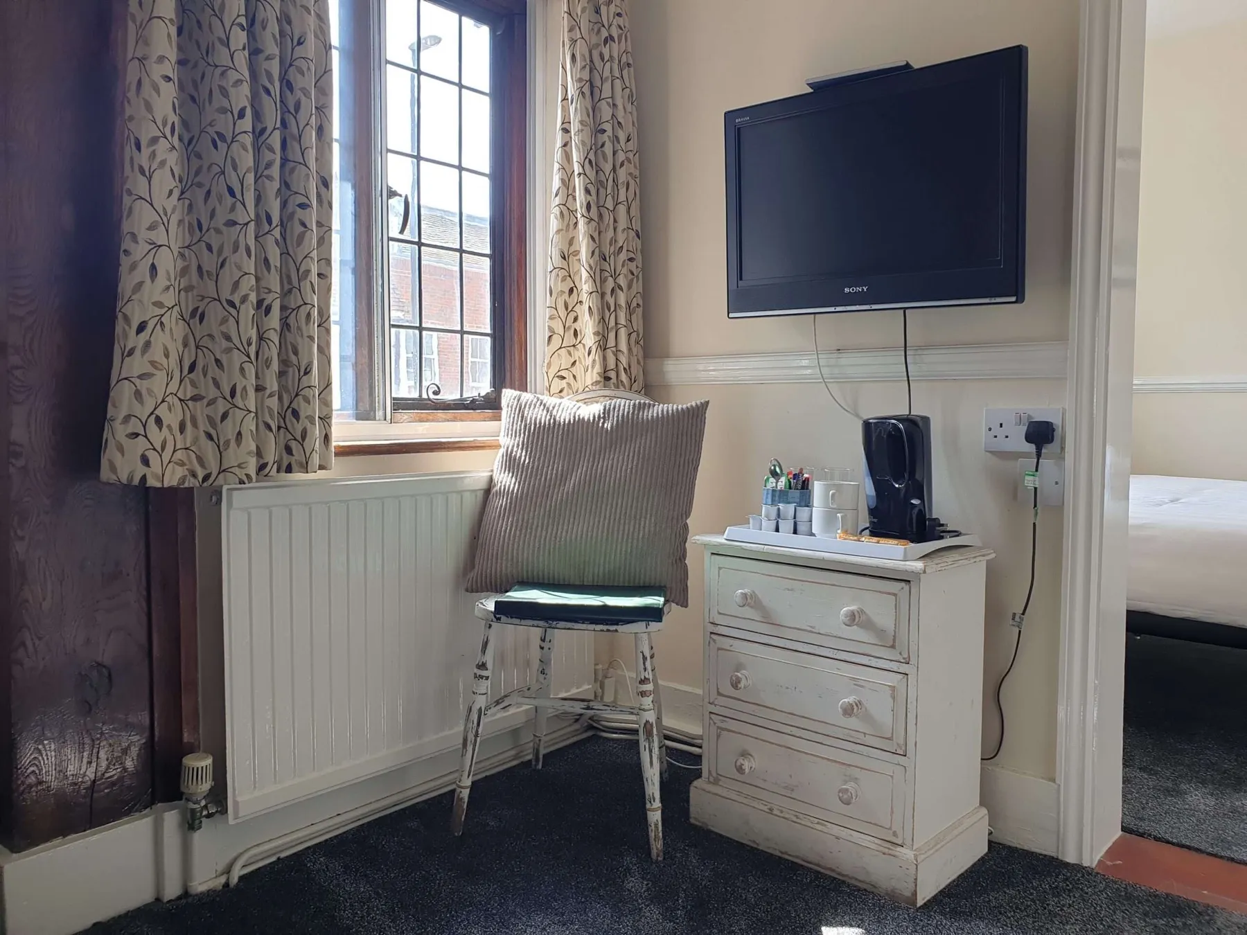 Leaded window, TV and tea and coffee tray in a Nags Head hotel room